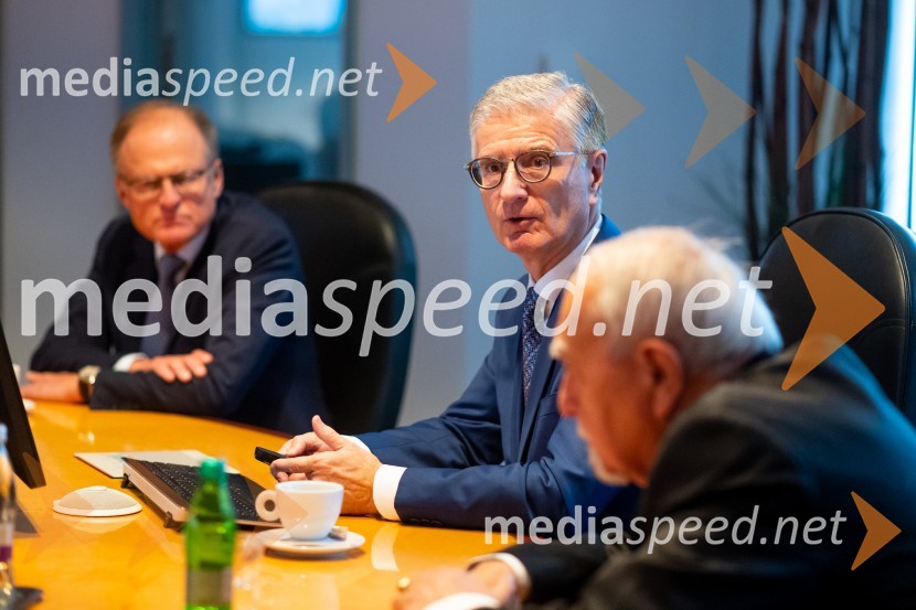  Franjo Bobinac, podpredsednik in generalni direktor za globalni marketing, Hisense International., predsednik Rokometne zveze SlovenijeSrečanje državnega sekretarja Štucina s člani Slovenskega konzularnega zbora