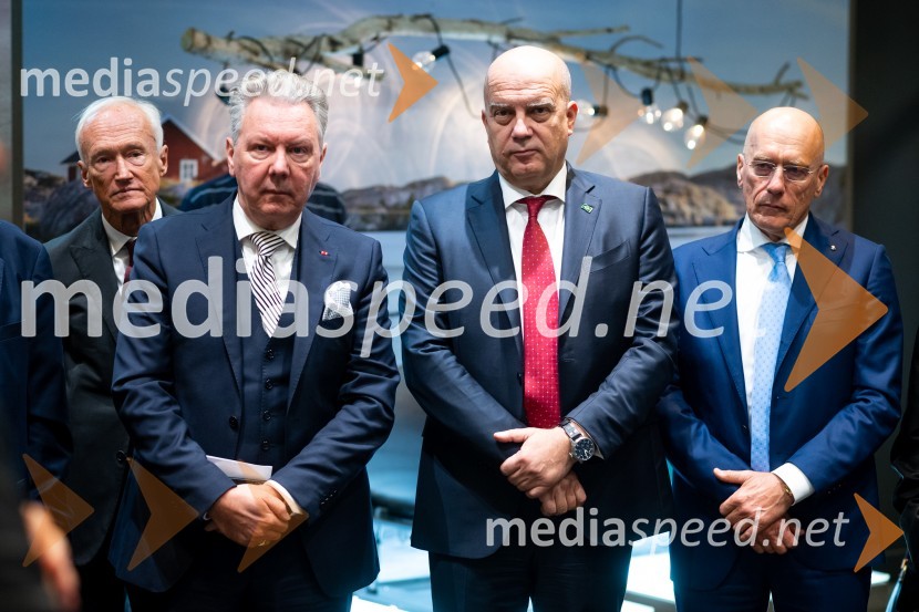  Janez Pergar, častni konzul Republike Južne Afrike;  ... ; mag. Ivan Knezevič, kirurg;  ... Srečanje državnega sekretarja Štucina s člani Slovenskega konzularnega zbora