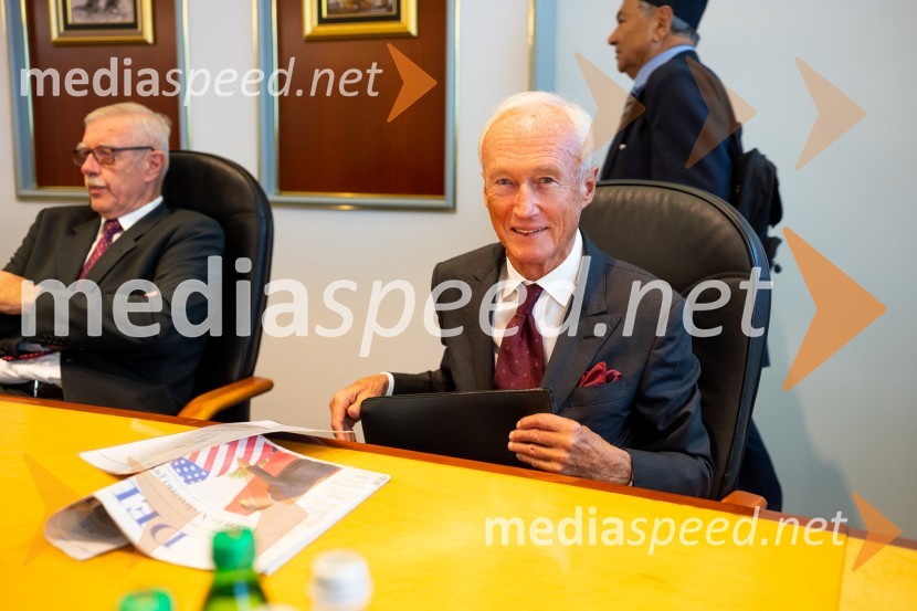  Janez Pergar, častni konzul Republike Južne AfrikeSrečanje državnega sekretarja Štucina s člani Slovenskega konzularnega zbora