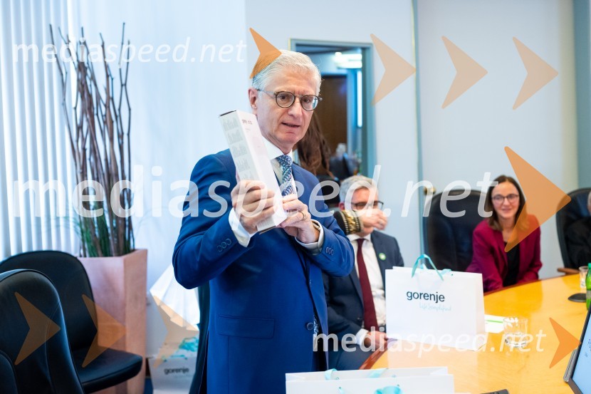  Franjo Bobinac, podpredsednik in generalni direktor za globalni marketing, Hisense International., predsednik Rokometne zveze SlovenijeSrečanje državnega sekretarja Štucina s člani Slovenskega konzularnega zbora