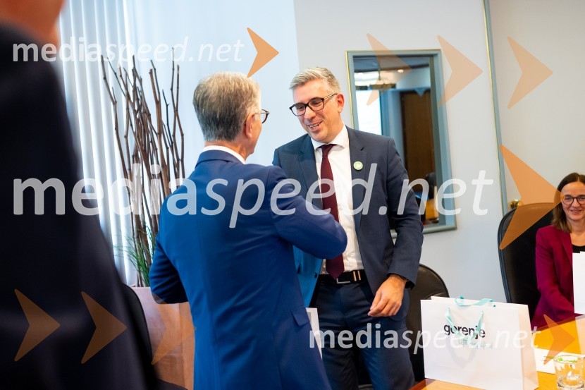  Franjo Bobinac, podpredsednik in generalni direktor za globalni marketing, Hisense International., predsednik Rokometne zveze Slovenije; mag. Marko Štucin, državni sekretar MZZSrečanje državnega sekretarja Štucina s člani Slovenskega konzularnega zbora