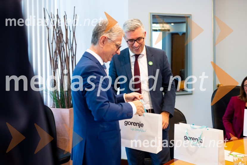  Franjo Bobinac, podpredsednik in generalni direktor za globalni marketing, Hisense International., predsednik Rokometne zveze Slovenije; mag. Marko Štucin, državni sekretar MZZSrečanje državnega sekretarja Štucina s člani Slovenskega konzularnega zbora