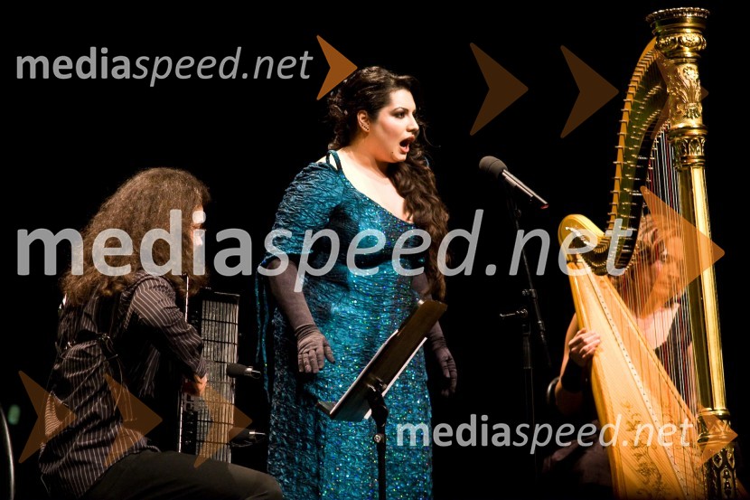 Marko Hatlak, harmonikaš, Irena Preda, sopranistka in Mojca Zlobko, harfistkaPodelitev Prešernovih nagrad 2009