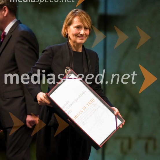 Mojca Smerdu, mati Tobiasa Putriha, kiparja in dobitnika Nagrade Prešernovega sklada 2009Podelitev Prešernovih nagrad 2009
