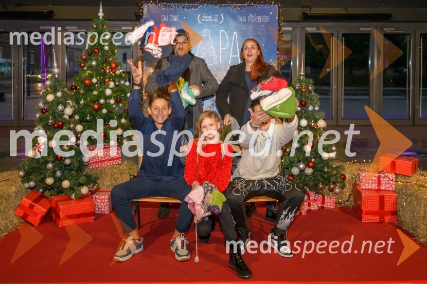  Tilen Kolbe, igralec;  Slobodan Maksimović, režiser;  Kaja Podrebersek, igralka;  Ida Weiss, producentka;  Emil Kulović, igralecPremiera prvega slovenskega  božičnega filma KAPA  v Mariboxu