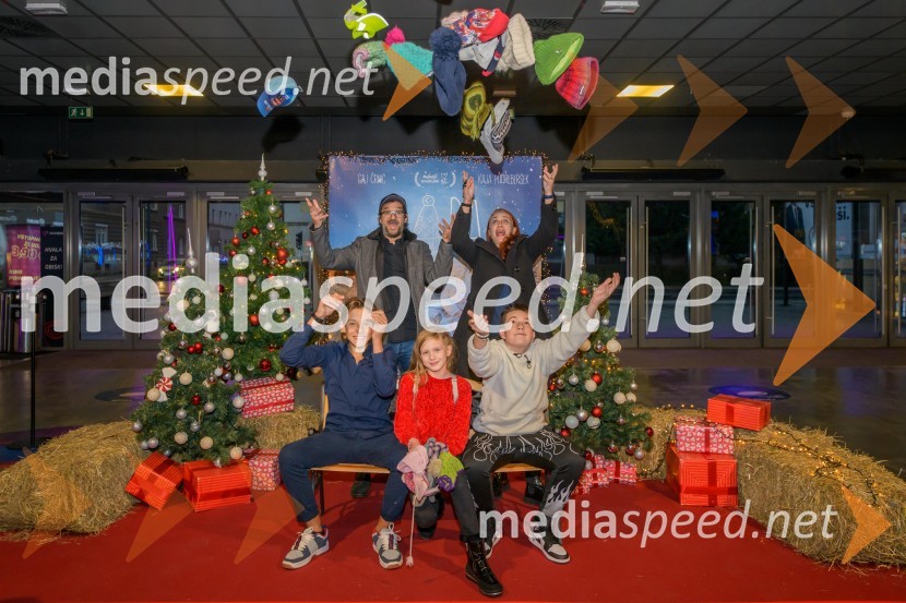  Tilen Kolbe, igralec;  Slobodan Maksimović, režiser;  Kaja Podrebersek, igralka;  Ida Weiss, producentka;  Emil Kulović, igralecPremiera prvega slovenskega  božičnega filma KAPA  v Mariboxu