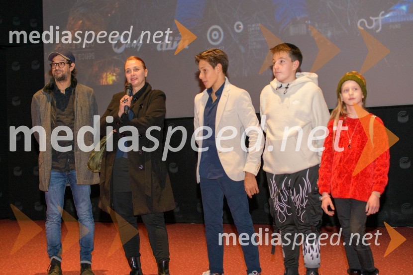  Slobodan Maksimović, režiser;  Ida Weiss, producentka;  Tilen Kolbe, igralec;  Emil Kulović, igralec;  Kaja Podrebersek, igralkaPremiera prvega slovenskega  božičnega filma KAPA  v Mariboxu