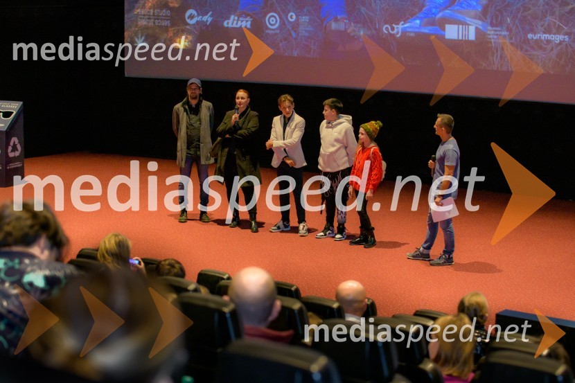  Slobodan Maksimović, režiser;  Ida Weiss, producentka;  Tilen Kolbe, igralec;  Emil Kulović, igralec;  Kaja Podrebersek, igralka;  Damijan Vinter, voditeljPremiera prvega slovenskega  božičnega filma KAPA  v Mariboxu