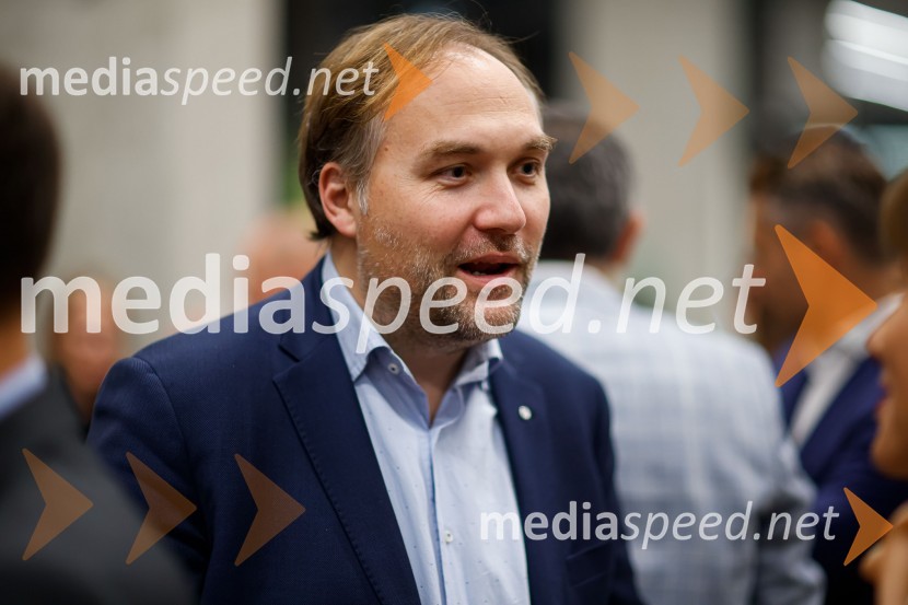  Mart D. Buh, soustanovitelj in direktor, Jezikovna agencija LanguageSitter®Poslovna liderka in poslovni lider 2023