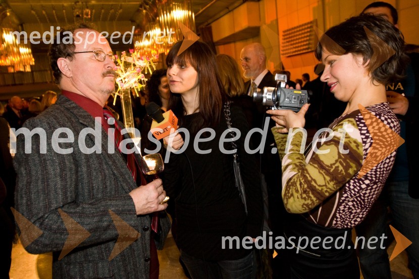Tomaž Domicelj, pevec, Ajda Perme in Irena Kovačević, novinarkiPodelitev Prešernovih nagrad 2009