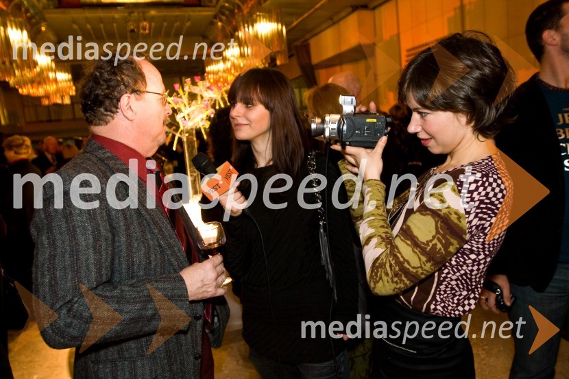 Tomaž Domicelj, pevec, Ajda Perme in Irena Kovačević, novinarkiPodelitev Prešernovih nagrad 2009