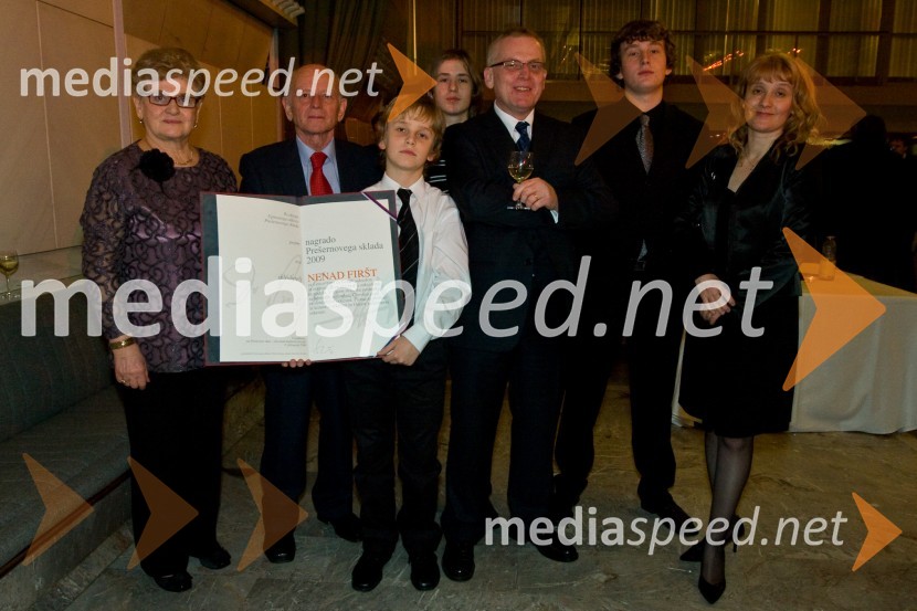 Nenad Firšt, skladatelj in prejemnik Nagrade Prešernovega sklada 2009 z družinoPodelitev Prešernovih nagrad 2009