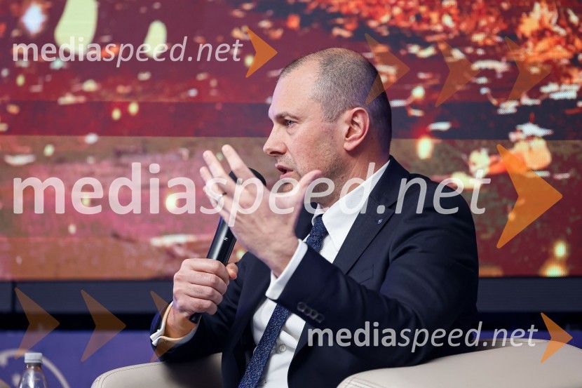  Blaž Brodnjak, predsednik AmCham Slovenija, predsednik uprave NLB, Manager leta 2022.Poslovna liderka in poslovni lider 2023