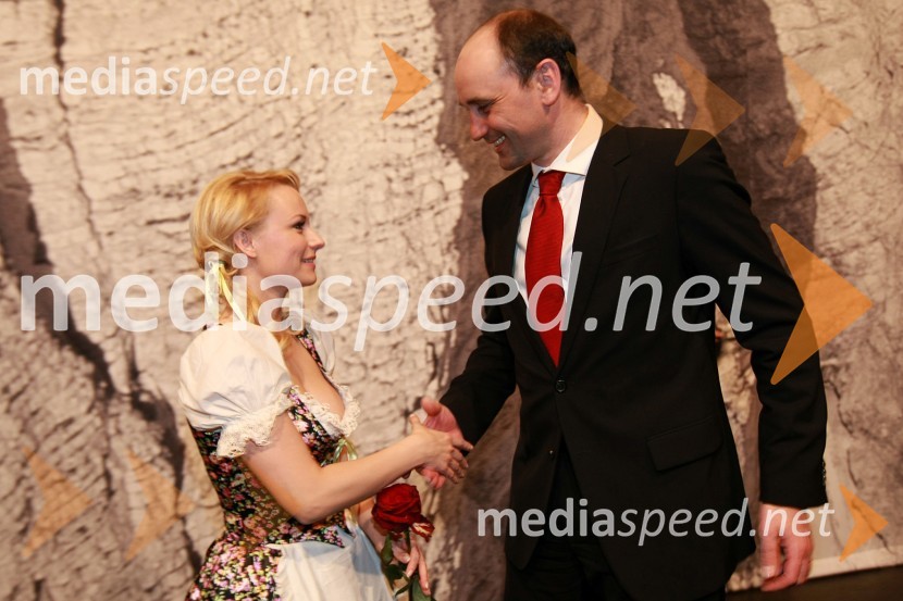 Sabina Cvilak Damjanovič, operna pevka in Matjaž Kovačič, predsednik uprave NKBMZlatorog, premiera opere