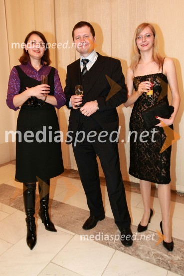 Andreja Zelenič Marinič, direktorica finančno ekonomskega sektorja pri Elektru Maribor, Igor Marinič, namestnik direktorja Pošte Slovenije in njuna hči AnaZlatorog, premiera opere