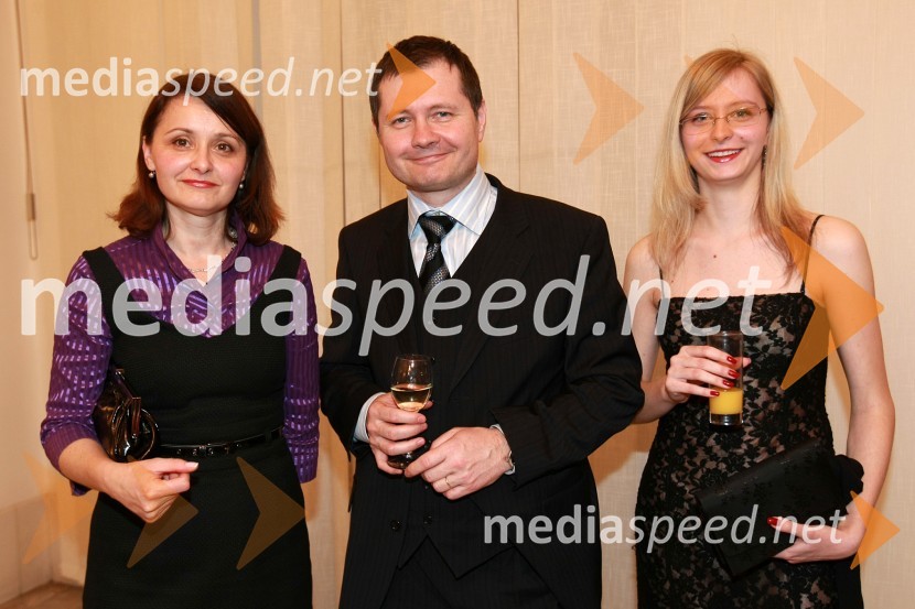 Andreja Zelenič Marinič, direktorica finančno ekonomskega sektorja pri Elektru Maribor, Igor Marinič, namestnik direktorja Pošte Slovenije in njuna hči AnaZlatorog, premiera opere