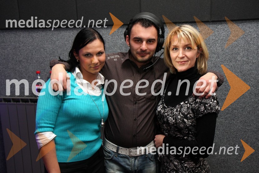 Alenka Golubič, vodja marketinga na RTS, Simon Neuvirt, snemalec televizije RTS, in Branka Breznik, producentka RTSRdeča preproga s Sebastianom, snemanje oddaje