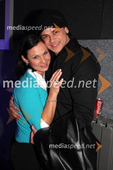 Alenka Golubič, vodja marketinga na RTS in Samuel Lucas, pevecRdeča preproga s Sebastianom, snemanje oddaje