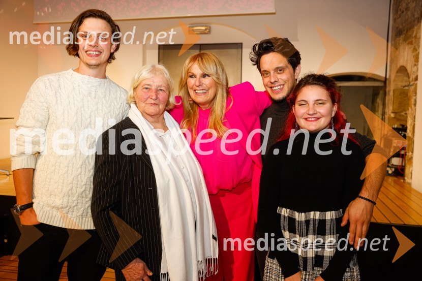  Lan Klemenc;  Reska Mlakar;  Zvezdana  Mlakar, igralka;  Maj Klemenc;  ... Pogovori, ki so mi spremenili življenje, izid knjige Zvezdane Mlakar in Roka Smoleja