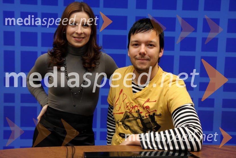 Jana Ujčič, novinarka in voditeljica RTS, ter Denis Živčec, novinarRdeča preproga s Sebastianom, snemanje oddaje