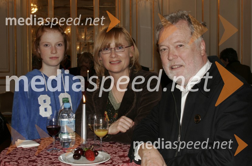 Bogo Čerin, fotograf (na desni) z ženo in hčerkoRazglasitev Naj Mariborčanov 2005