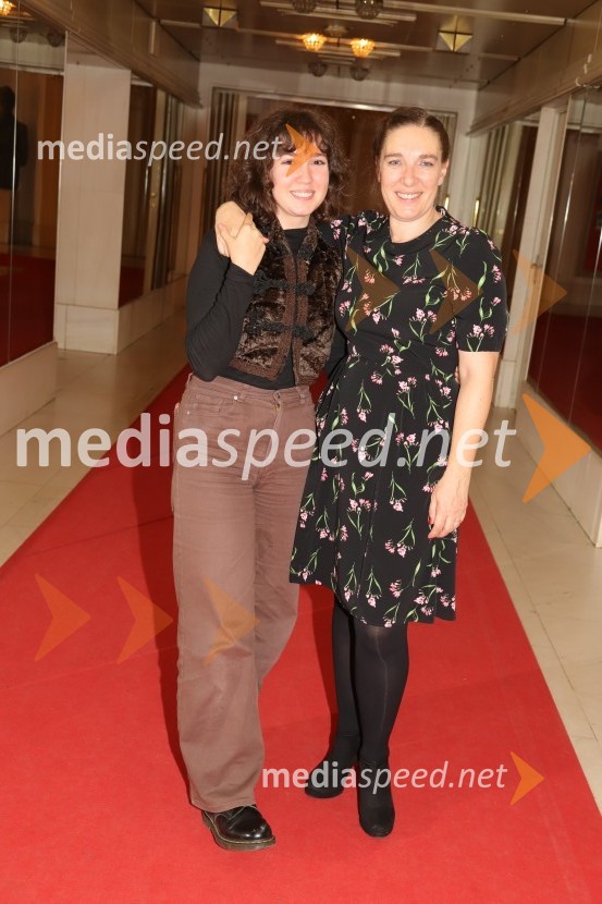  Jana Bjelobrk;  Maša Žilavec, igralkaSamo ne se ustavit!, premiera drame v SNG Maribor