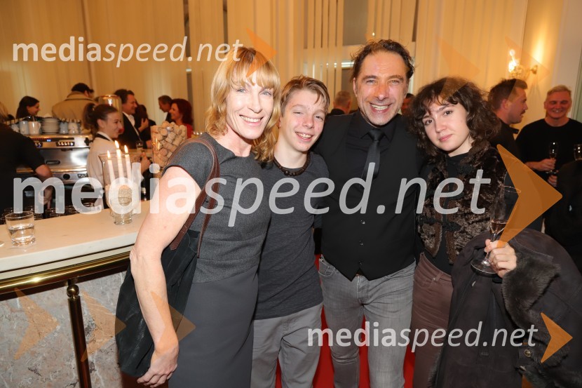  ... ;  ... ;  Gorazd Žilavec, igralec;  Jana BjelobrkSamo ne se ustavit!, premiera drame v SNG Maribor