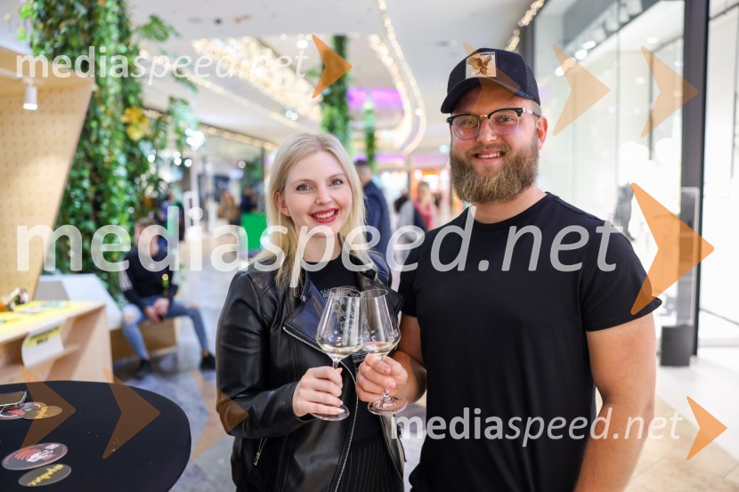  ... ;  Anže Krže, fotografPubeci 2022 v centru Aleja Ljubljana