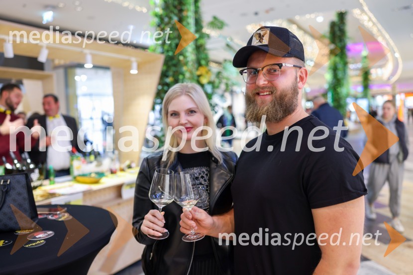  ... ;  Anže Krže, fotografPubeci 2022 v centru Aleja Ljubljana