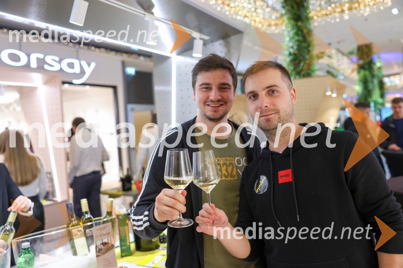  ... ;  Žiga ŠpilePubeci 2022 v centru Aleja Ljubljana