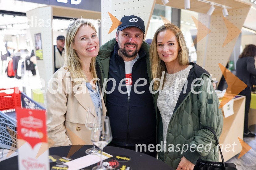  Alenka Birk, stilistka;  ... ;  Mateja Špiranec, revija BZPubeci 2022 v centru Aleja Ljubljana