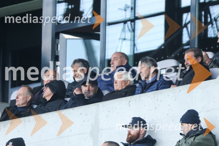  ... ;  ... ;  ... ;  Milan Kučan, nekdanji predsednik Republike Slovenije;  ... ;  ... Nogometna tekma Slovenija - Črna gora