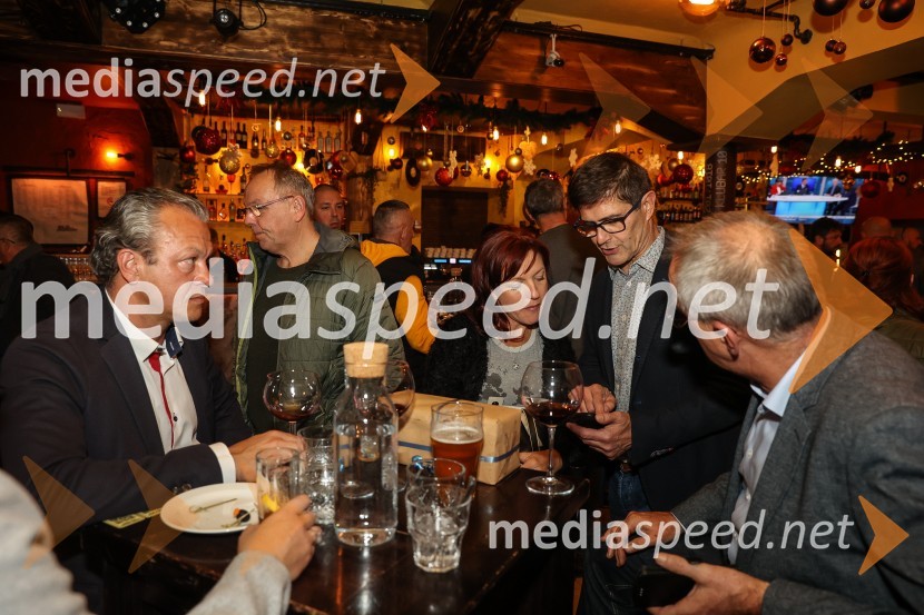  ... ;  ... ;  Urša Manček Rakovec, marketing, RTV Slovenija;  Matjaž Rakovec, župan Mestne občine Kranj;  ... V Kranju se bosta v drugem krogu pomerila Matjaž Rakovec in Ivo Bajec