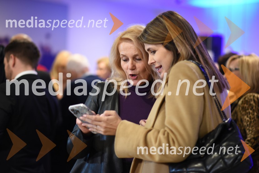  ... ;  Eva Lozina, blogerka Nepopolna mamaV Mariboru drugi krog med Arsenovičem in Kanglerjem