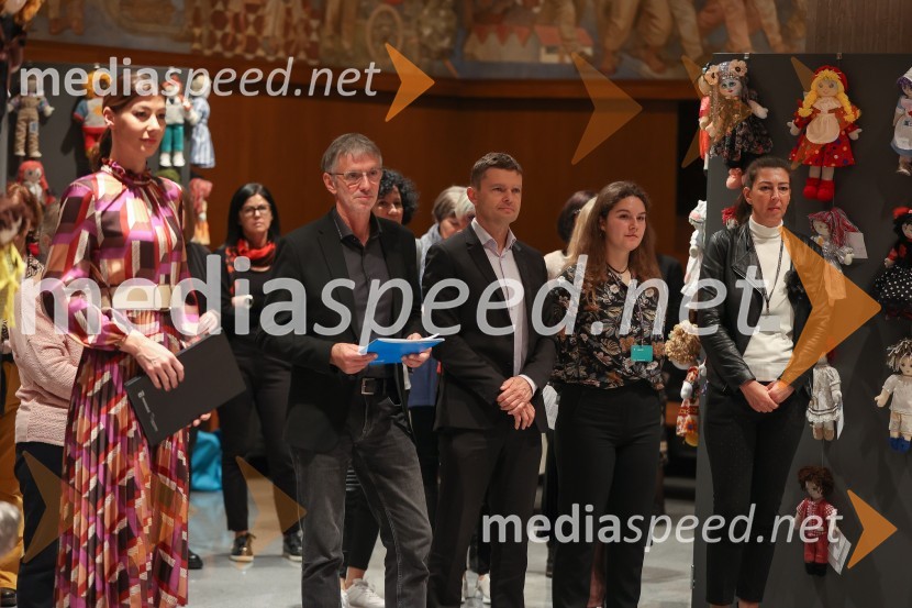 dr. Dominika  Švarc Pipan, ministrica za pravosodje;  Tomaž Bergoč,  izvršni direktor UNICEF-a Slovenija;  ... ;  ... ;  ... Otvoritev dobrodelne razstave UNICEF-ovih Punčk iz cunj
