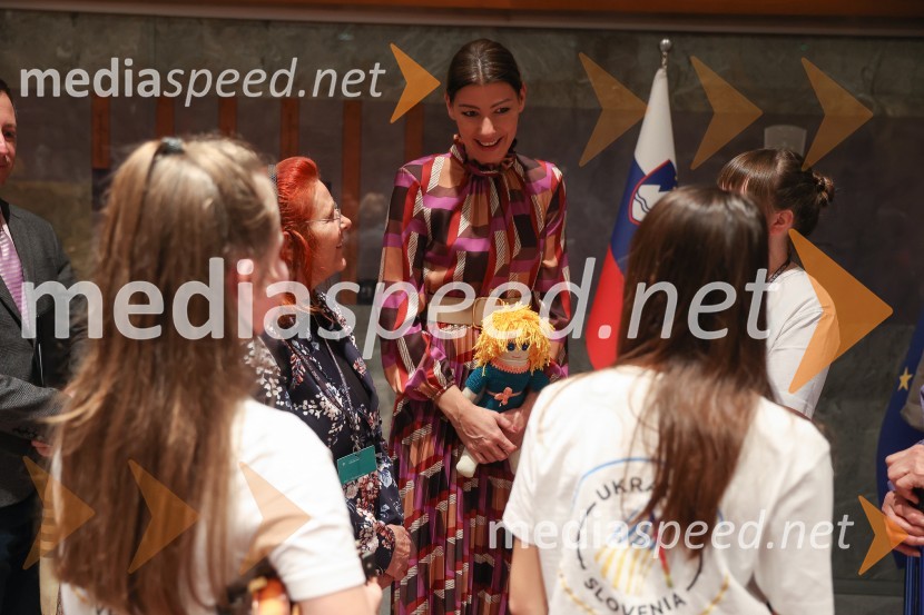 Otroški ansambel Music for the futureOtvoritev dobrodelne razstave UNICEF-ovih Punčk iz cunj