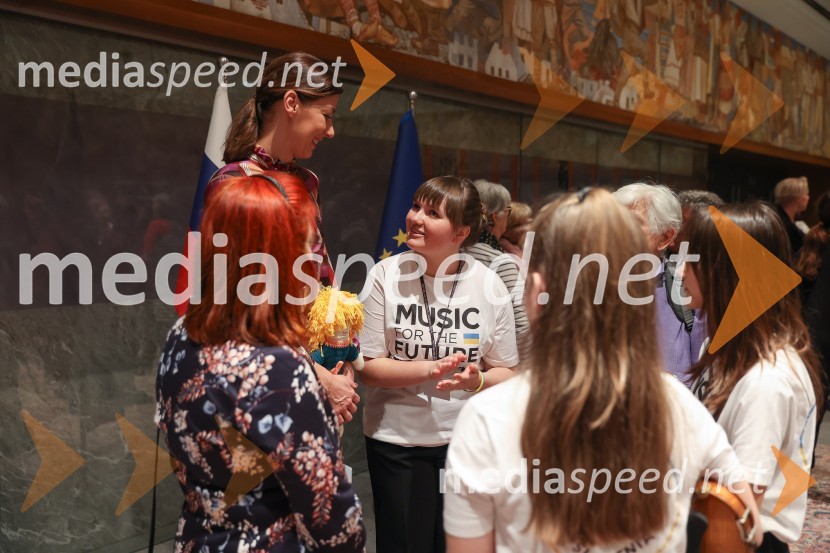 Otroški ansambel Music for the futureOtvoritev dobrodelne razstave UNICEF-ovih Punčk iz cunj