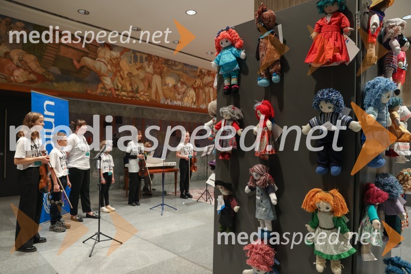 Otroški ansambel Music for the futureOtvoritev dobrodelne razstave UNICEF-ovih Punčk iz cunj