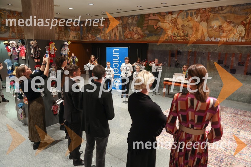 Otroški ansambel Music for the futureOtvoritev dobrodelne razstave UNICEF-ovih Punčk iz cunj