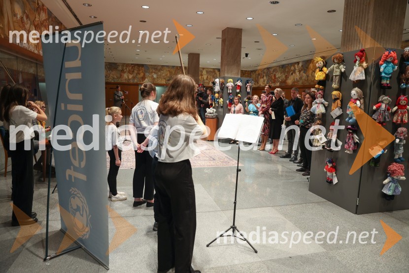 Otroški ansambel Music for the futureOtvoritev dobrodelne razstave UNICEF-ovih Punčk iz cunj