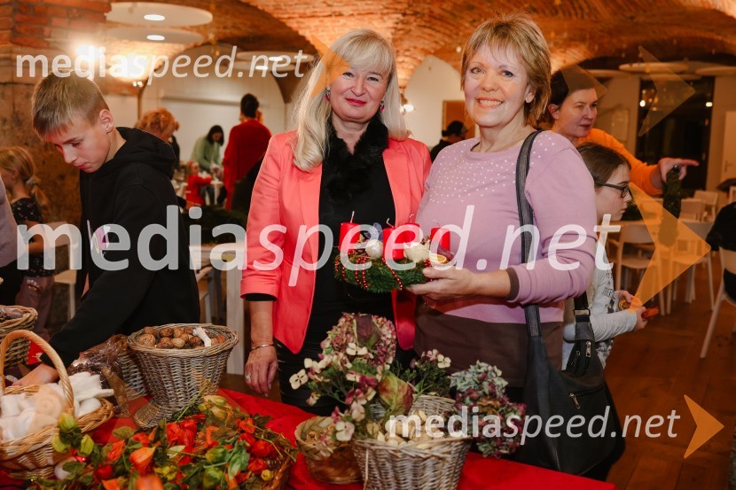  Tanja Babnik, ravnateljica, Waldorfska šola Ljubljana;  Darja Korez Korenčan, novinarka TV SlovenijaPletenje adventnih venčkov z znanimi gosti na Waldorfski šoli v Ljubljani 2022