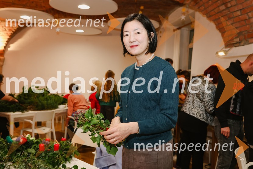  Takako  Kimura, SILA IWCL, SILA International Women's Club Ljubljana SloveniaPletenje adventnih venčkov z znanimi gosti na Waldorfski šoli v Ljubljani 2022