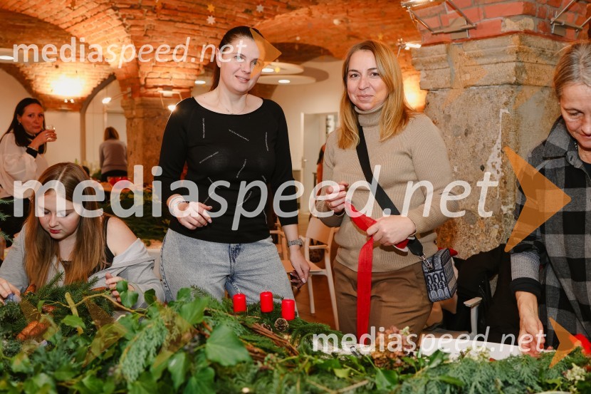  Ira Tiper, SILA IWCL Menarodno Združenje žensk;  Tanya Madzharova, podpredsednica SILA IWCLPletenje adventnih venčkov z znanimi gosti na Waldorfski šoli v Ljubljani 2022