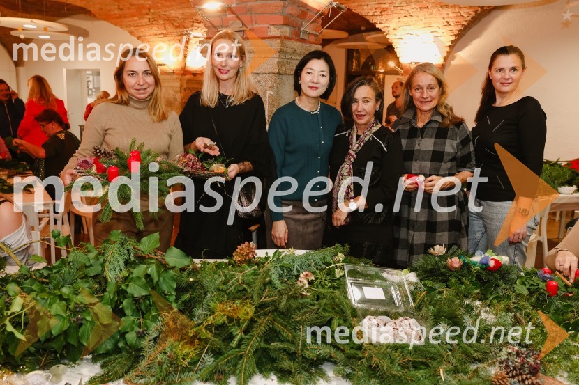  Tanya Madzharova, podpredsednica SILA IWCL;  Lali Sladjana Ilic, predsednica, društvo SILA IWCL - International Women's Club Ljubljana;  Takako  Kimura, SILA IWCL, SILA International Women's Club Ljubljana Slovenia;  Mojca Slana;  ... ;  Ira Tiper, SILA IWCL Menarodno Združenje ženskPletenje adventnih venčkov z znanimi gosti na Waldorfski šoli v Ljubljani 2022