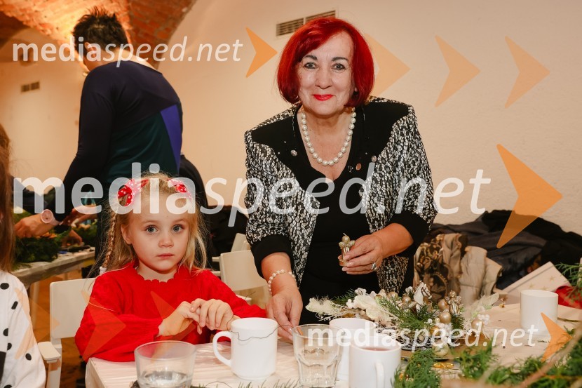  ... ;  Vlasta Nussdorfer, svetovalka predsednika republikePletenje adventnih venčkov z znanimi gosti na Waldorfski šoli v Ljubljani 2022