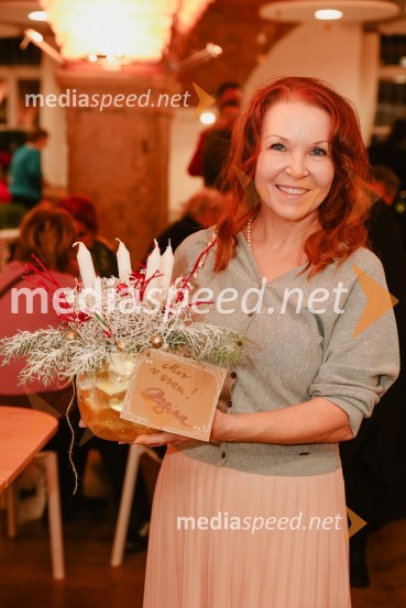  Regina Kogoj, pevkaPletenje adventnih venčkov z znanimi gosti na Waldorfski šoli v Ljubljani 2022