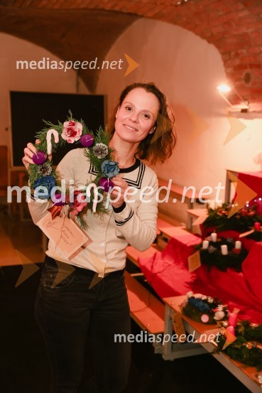  Mojca Fatur, igralkaPletenje adventnih venčkov z znanimi gosti na Waldorfski šoli v Ljubljani 2022