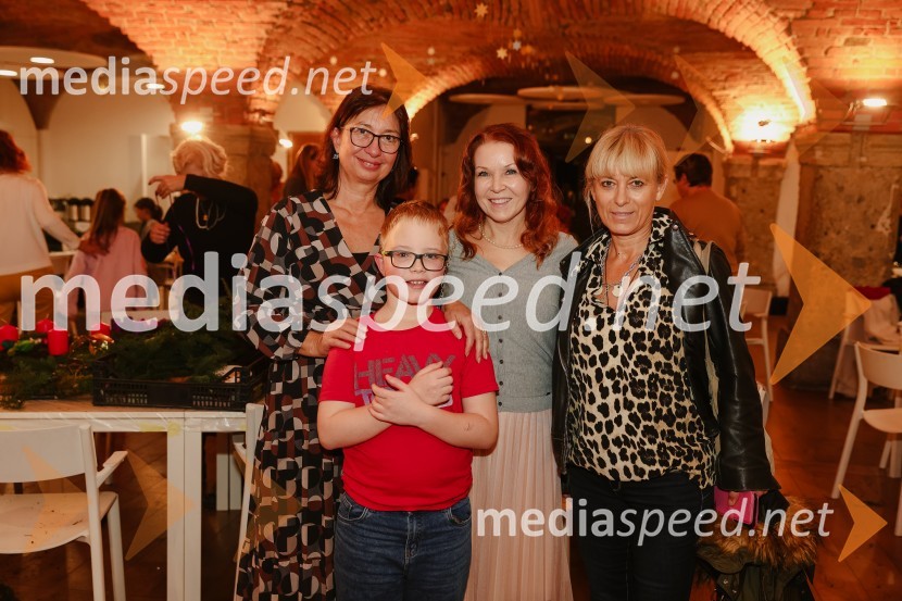  Branka Strmole Ukmar, Waldorfska šola Gorenjska;  Nejc Pšenica;  Regina Kogoj, pevka;  Barbra Jermann, urednica Suzy/DeloPletenje adventnih venčkov z znanimi gosti na Waldorfski šoli v Ljubljani 2022