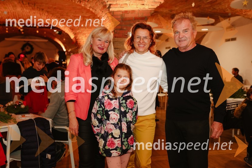  Tanja Babnik, ravnateljica, Waldorfska šola Ljubljana;  Nia Žager;  Brigita Langerholc Žager, nekdanja vrhunska športnica;  Iztok Kordiš, direktor Waldorfske šolePletenje adventnih venčkov z znanimi gosti na Waldorfski šoli v Ljubljani 2022