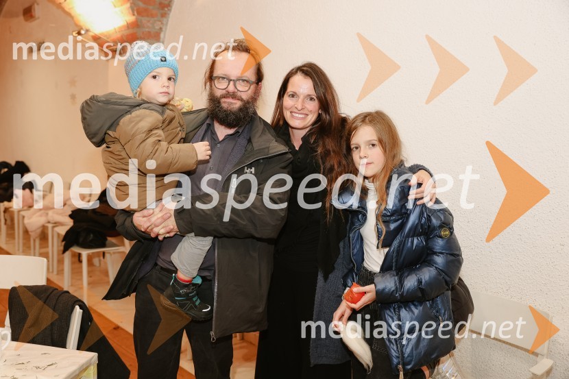  Lun Horvat Dolinar;  Sebastijan  Horvat, režiser;  Ana Horvat Dolinar, igralka;  Ronja Horvat DolinarPletenje adventnih venčkov z znanimi gosti na Waldorfski šoli v Ljubljani 2022